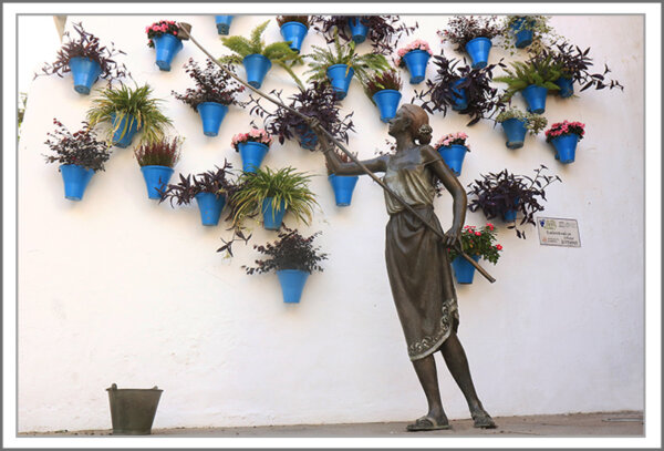 Esculturas En Homenaje A Los Cuidadores Y Cuidadoras De Los Patios